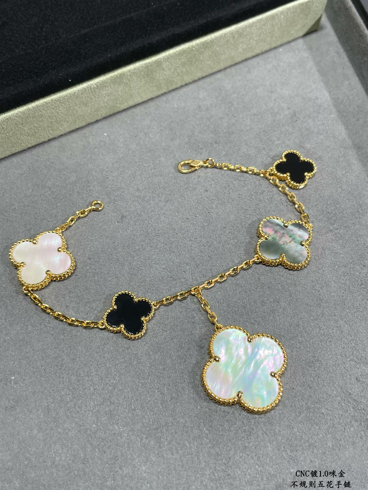 V*N CL*F & arpels irregular five-leaf clover bracelet