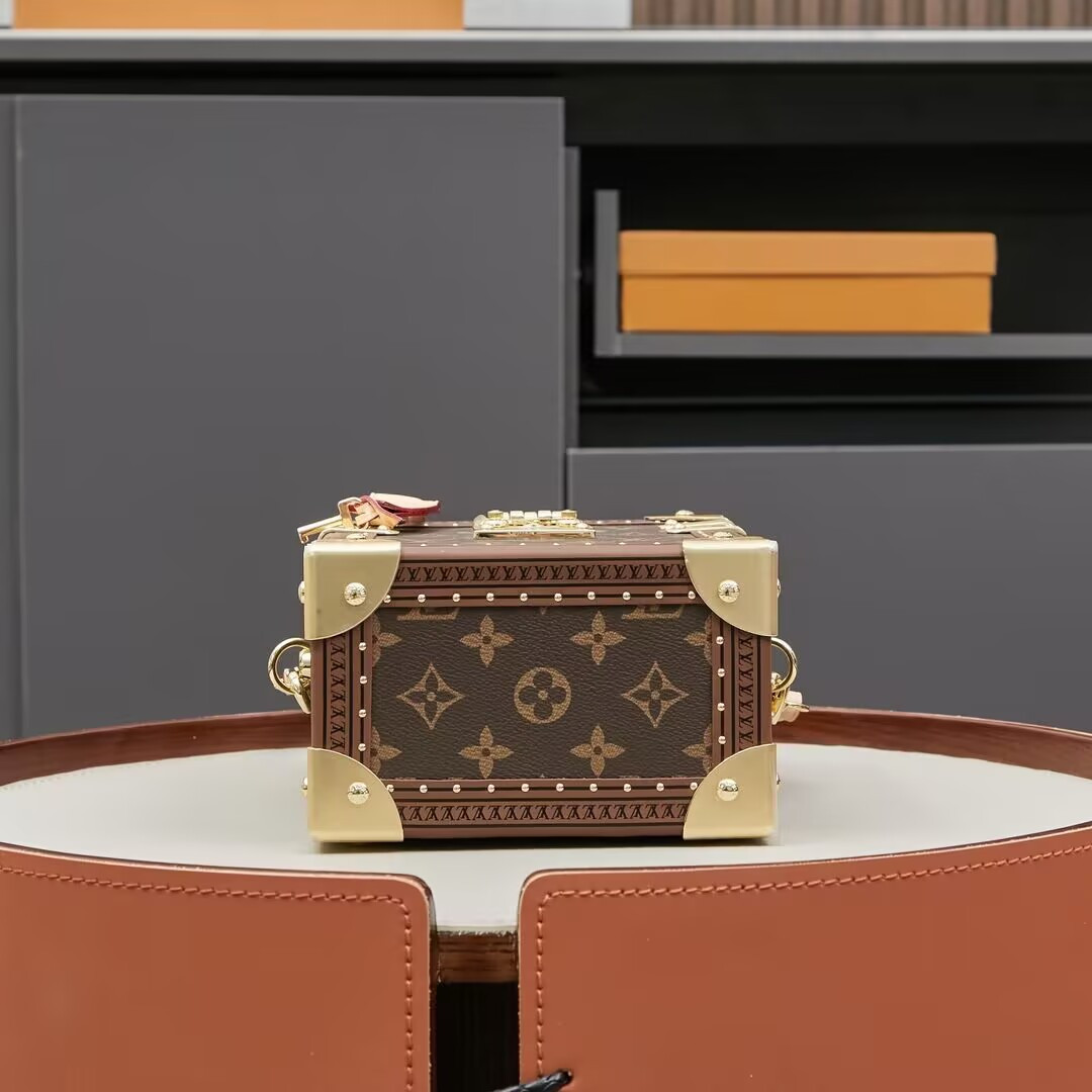 LV Camera Box M10079 17x13x7.5cm