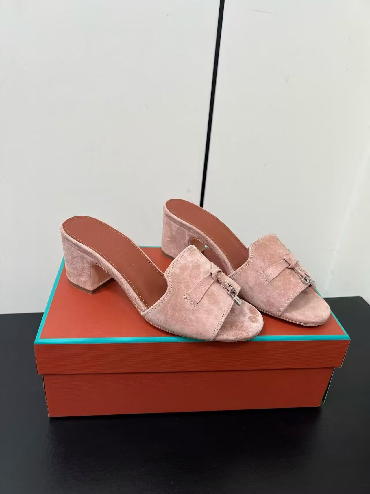 ua L**o p*ana summer charms sandal