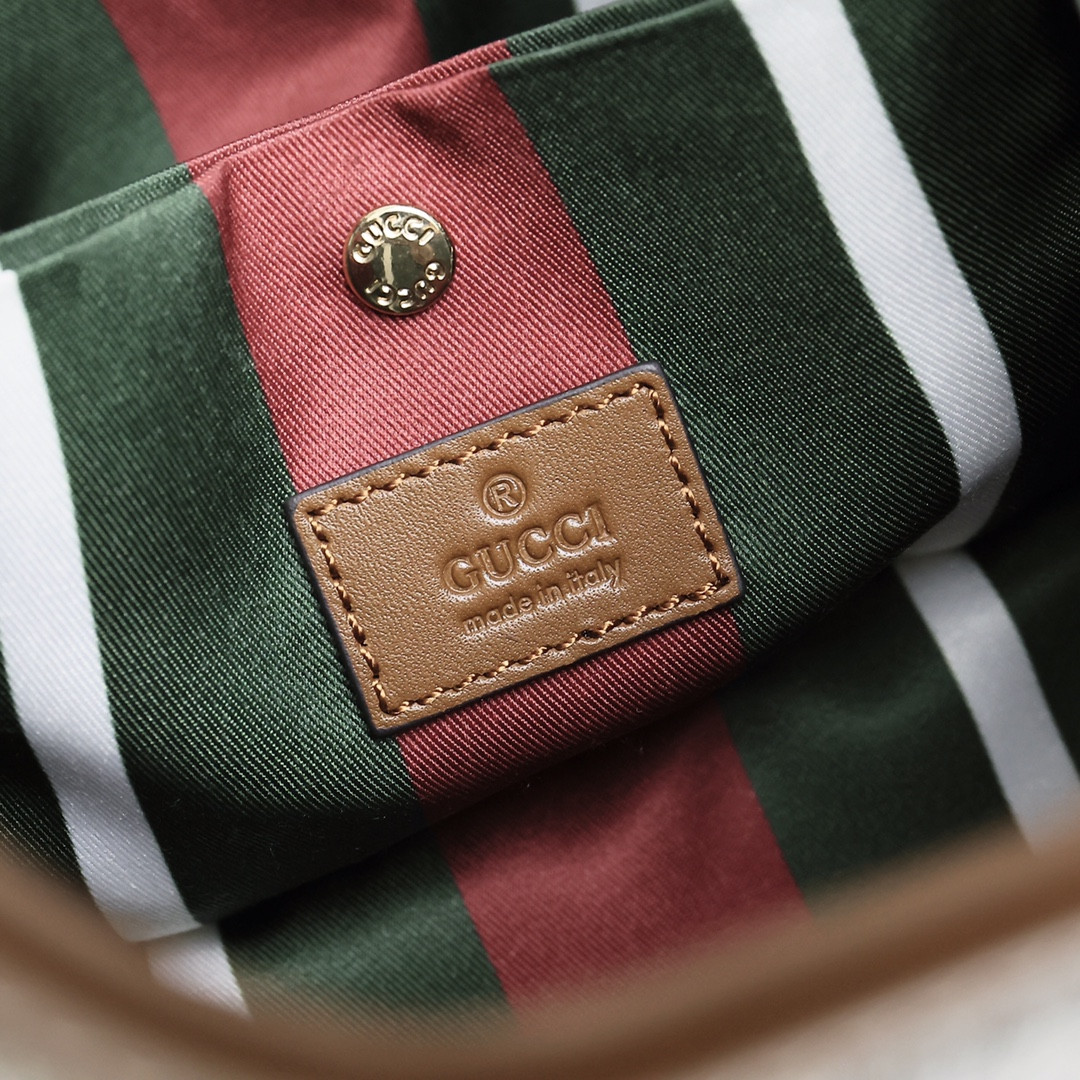 G*u*i mini emblem 19x18x11cm