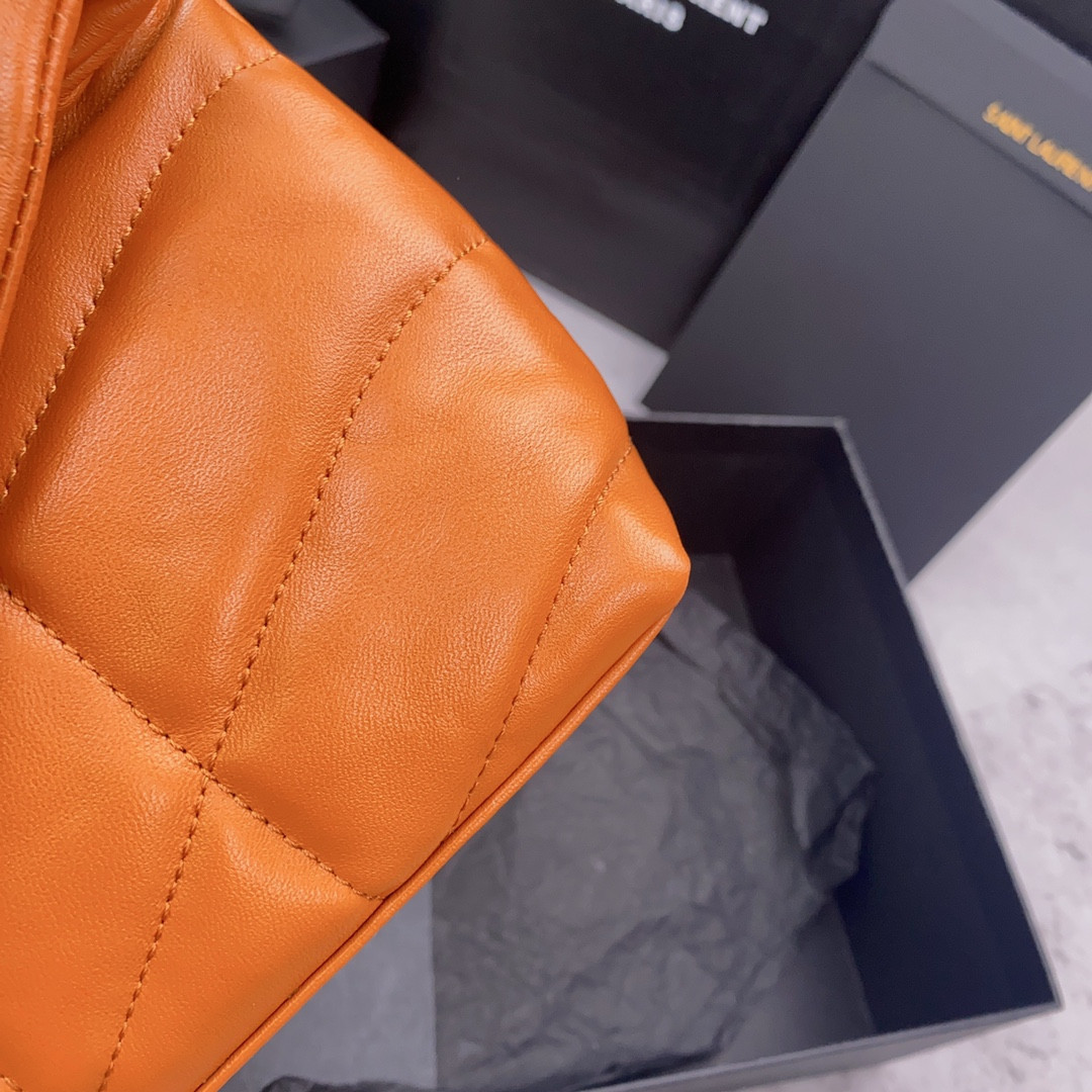 Y*L puffer in leather orange 23 x 15.5 x 5.8 cm