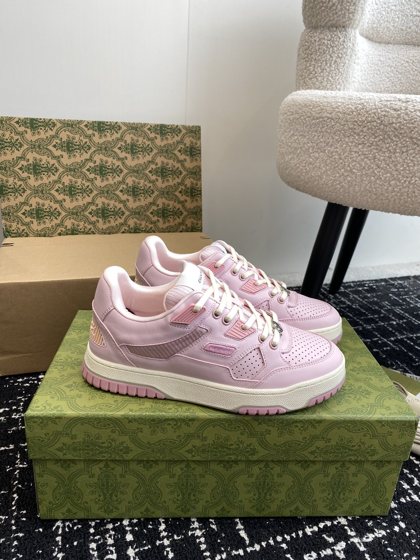 ua G*u*i low-top sneaker