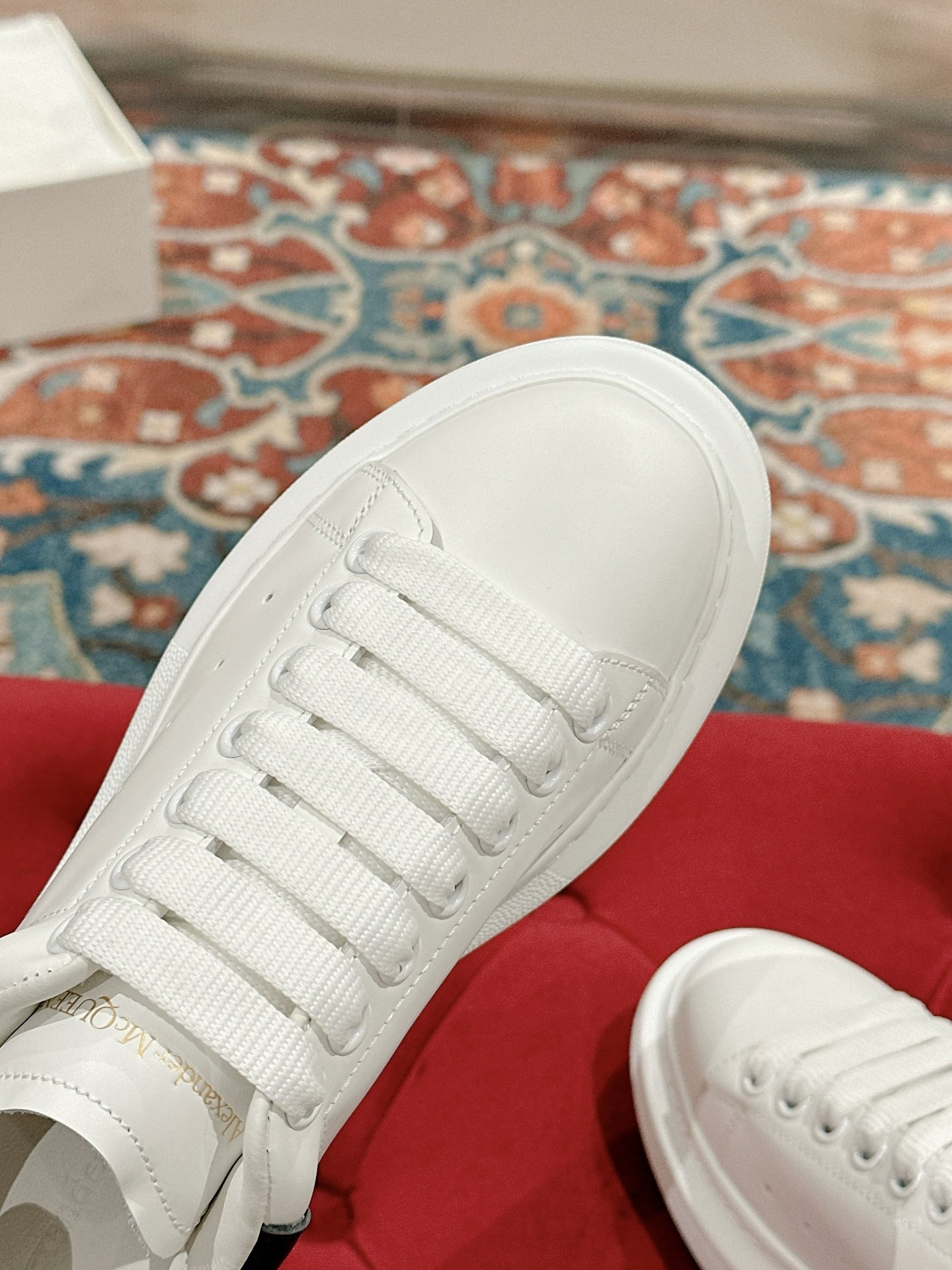 ua ale*d*r M*Q*en oversized  white black