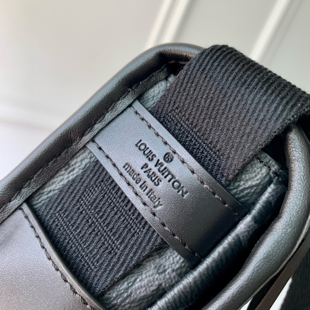 LV Bosphore Wearable Wallet M12599  12 x 7 x 19 cm