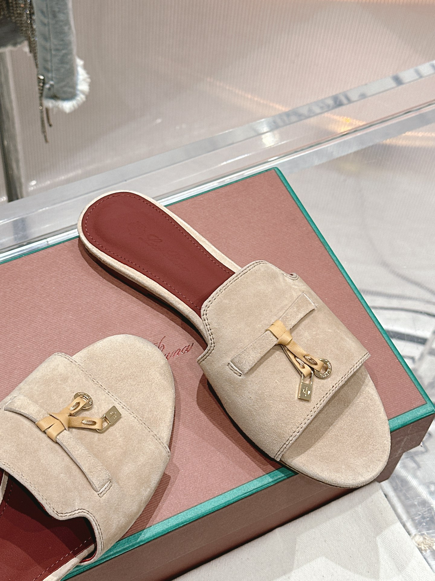 ua L**o p*ana summer charms sandal