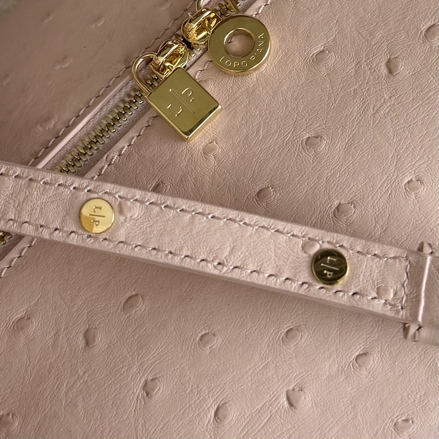 L**o p*ana extra pocket l27 ostrich-grained leather 16x27x10cm