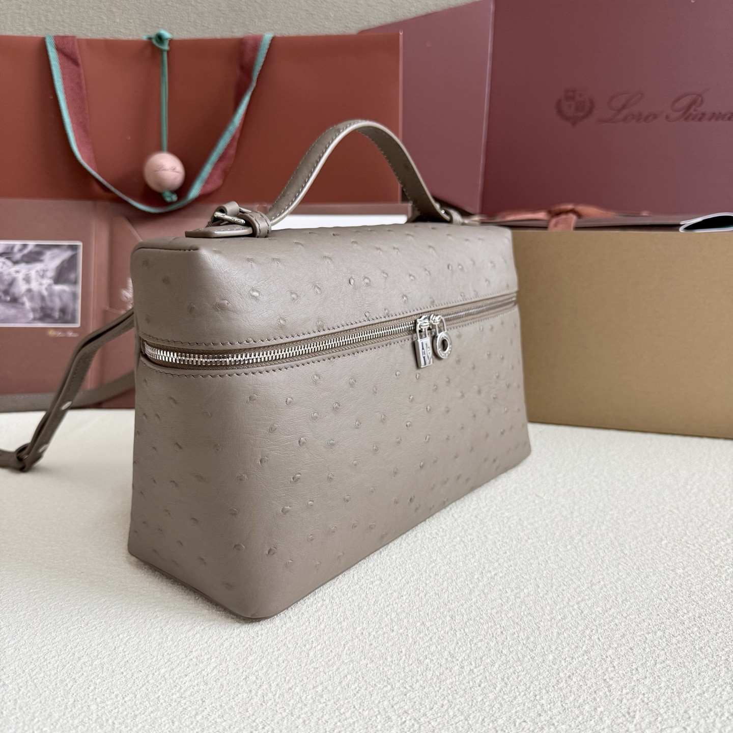 L**o p*ana extra pocket l27 ostrich-grained leather 16x27x10cm